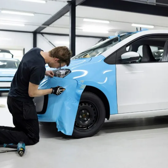 auto_folierung_fahrzeug_beschriften_und_folieren_lassen_Fahrzeug_aufkleber_in_der_nähe